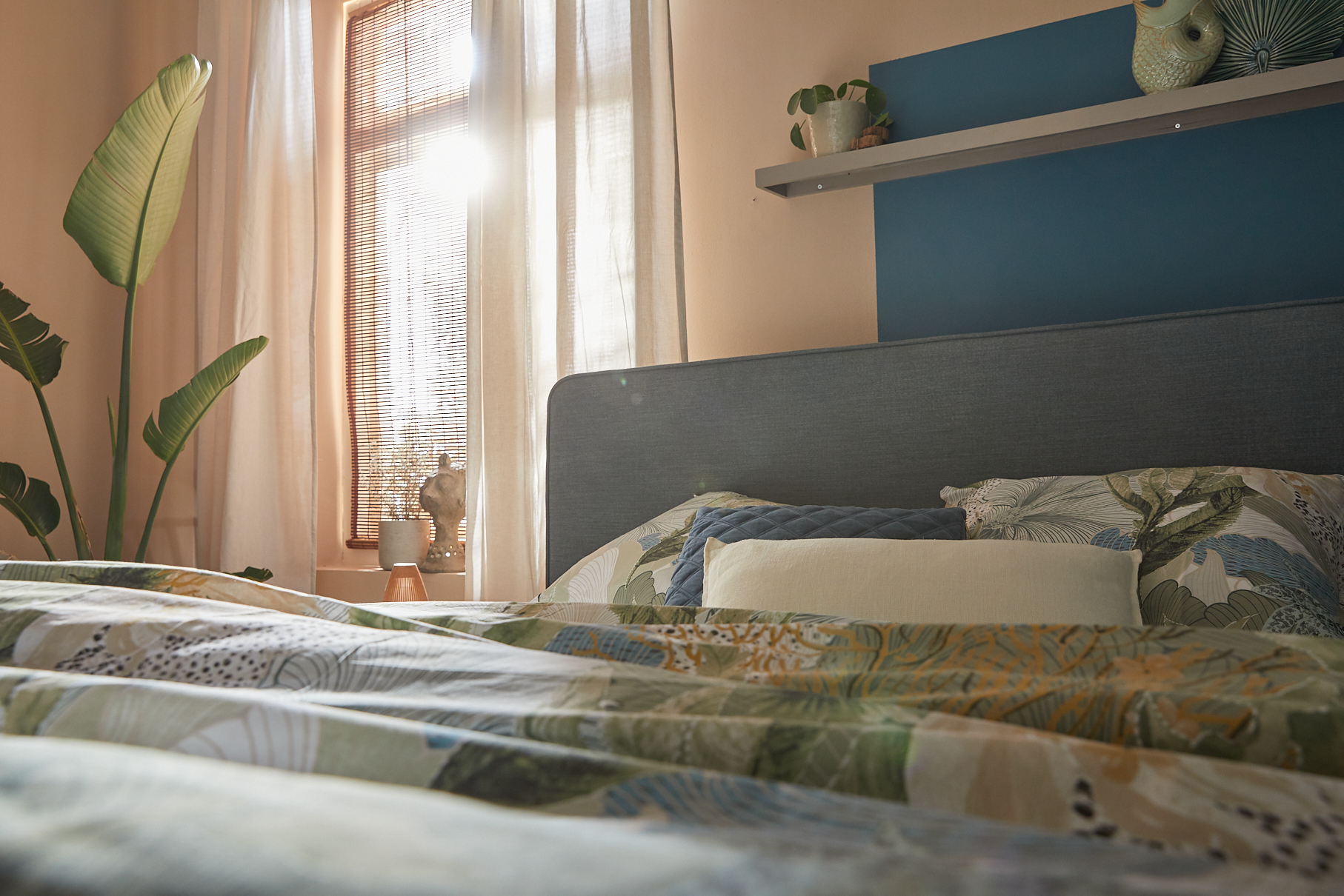 Geef je slaapkamer boho stijl met rijke stoffen en gelaagde texturen