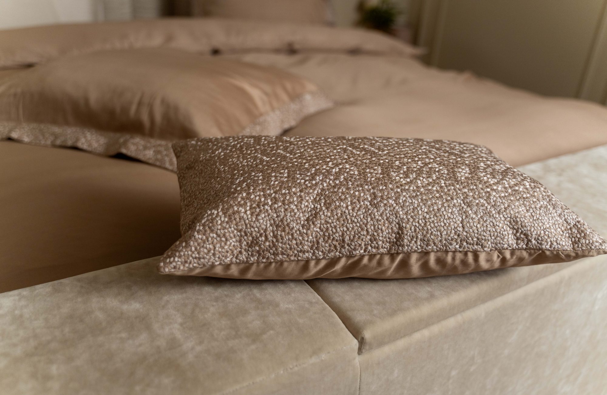 Kayori x Daisy Diks Kussenslopen Lumi Taupe (set van 2)