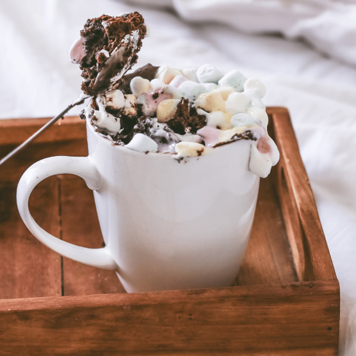 Hot chocolate mugcake met mini marshmallows