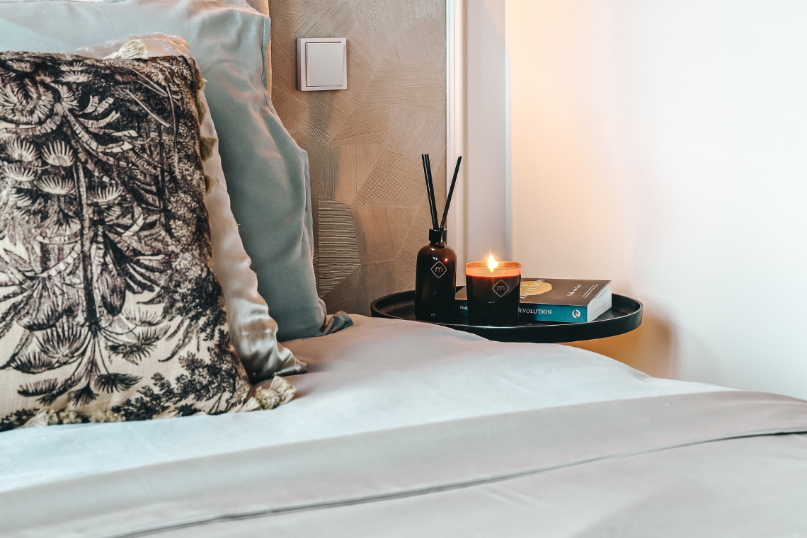 Binnenkijken in de hotel chique slaapkamer van Faye