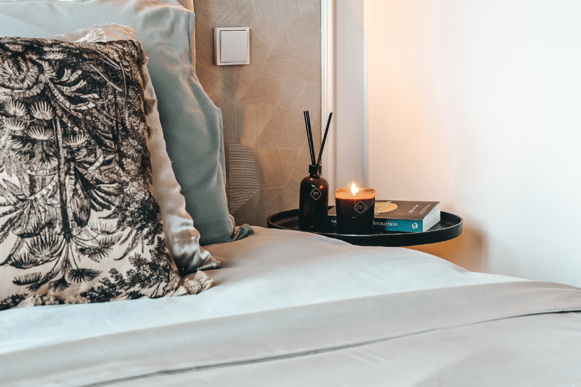 Binnenkijken in de hotel chique slaapkamer van Faye