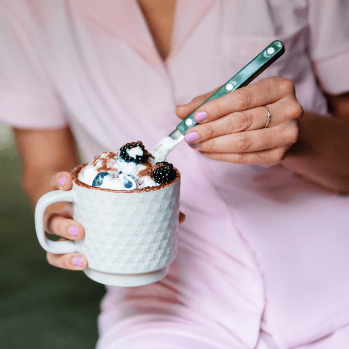 Gezonde ontbijtbrownie in a mug