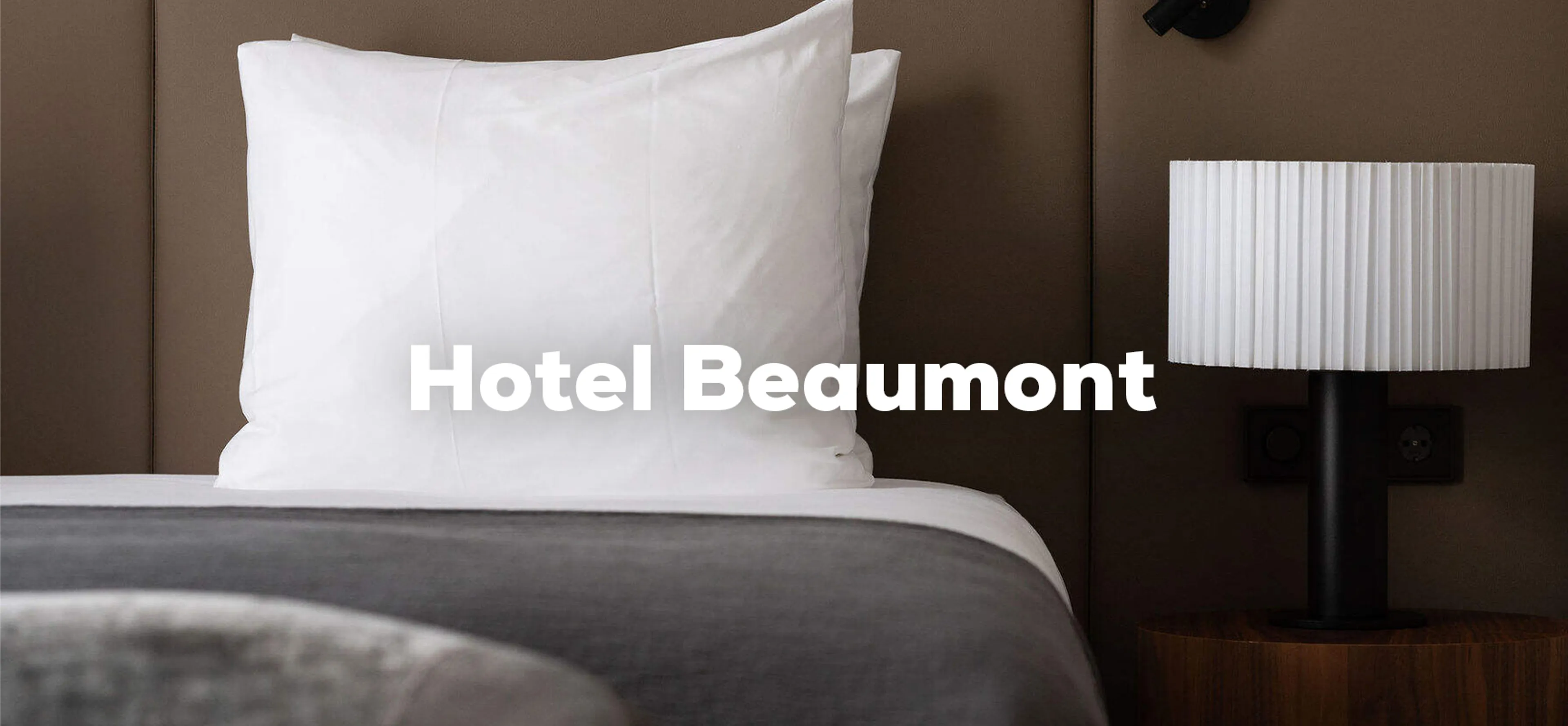 Slapen op een hotelbed